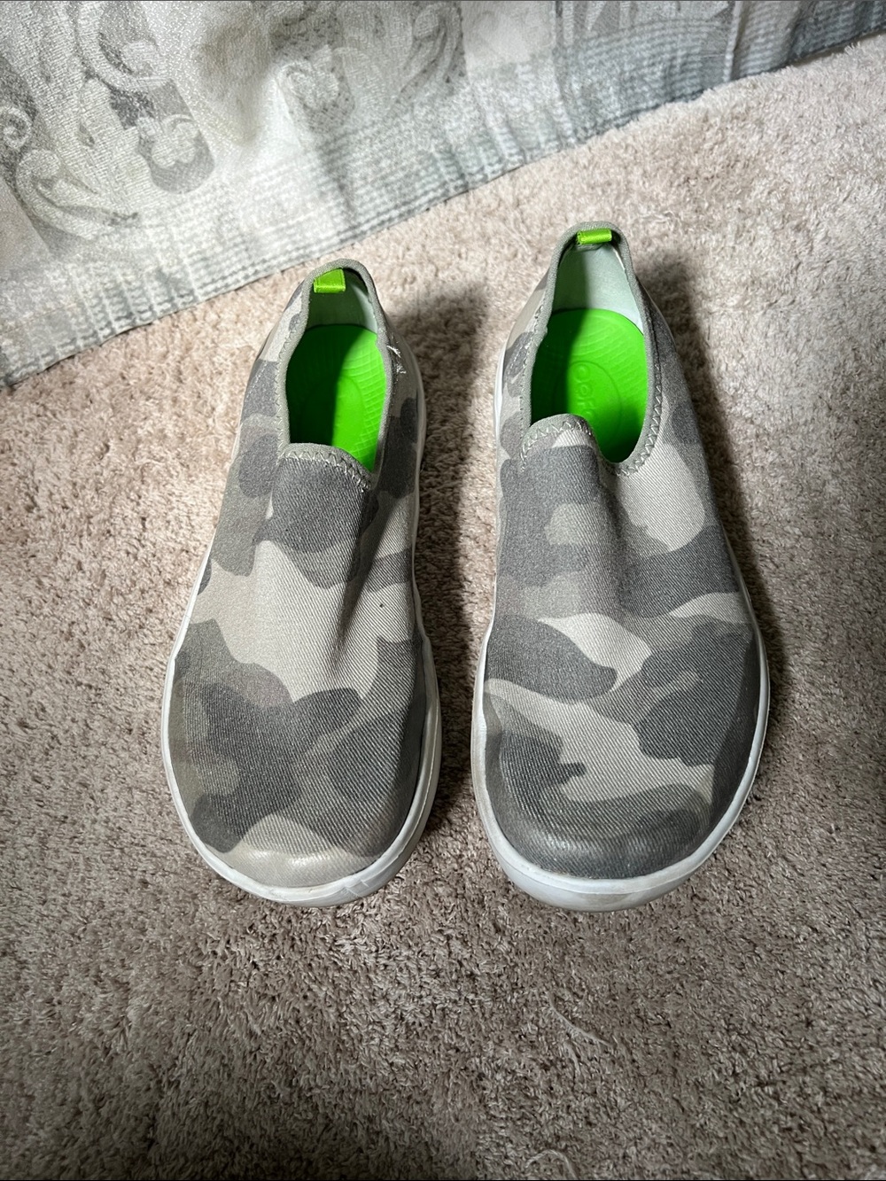 OOFOS women’s Slip -On Camo Sneakers in Gray with Neon Green Insole